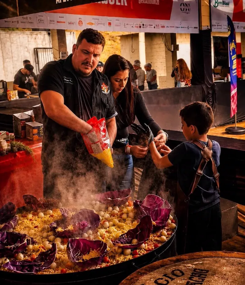 Thiago Palácio preparando o arroz à mineira no tacho